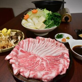 当店では鹿児島県産黒豚と神戸ポークプレミアムの2種類の豚肉を…